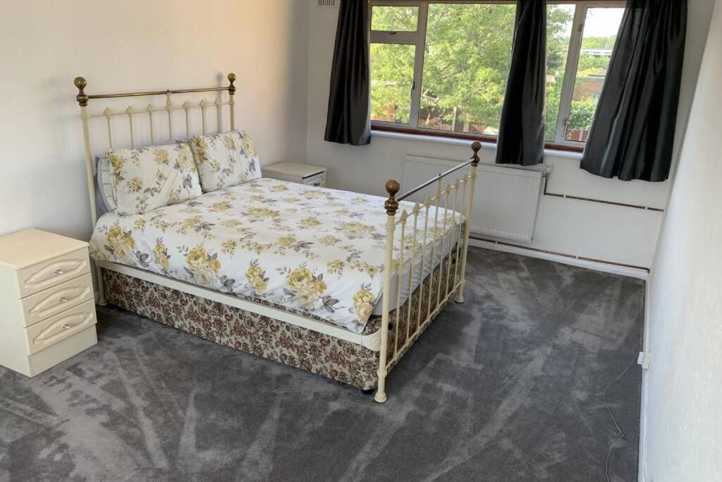5 Bedroom House With Outdoor Space Upminster Εξωτερικό φωτογραφία